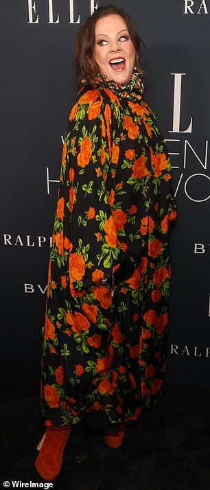 على الرغم من أن الممثلة الكوميدية البالغة من العمر 55 عامًا غطت شكلها بفستان مطبوع عليه زهور باللونين البرتقالي والأسود مع حذاء أنيق بلون الصدأ، إلا أنه كان من الواضح أنها أكثر رشاقة هذه الأيام.