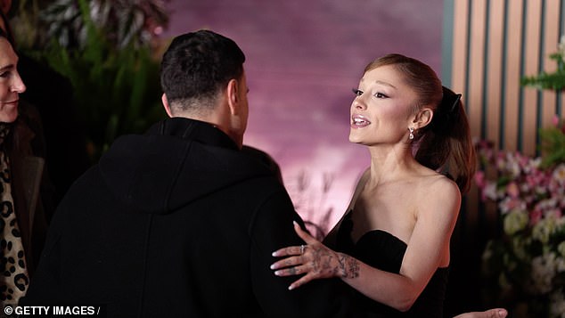 في مقطع جديد، يمكن رؤية غراندي وهي تشكل عاصفة من الصراخ لجذب انتباهها إلى أن قامت هي ونجمتها سينثيا إريفو بإبلاغ أحد المدربين طلباً للمساعدة – بعد أيام من تعرض المغنية لهجوم من قبل أحد المعجبين على السجادة الحمراء.