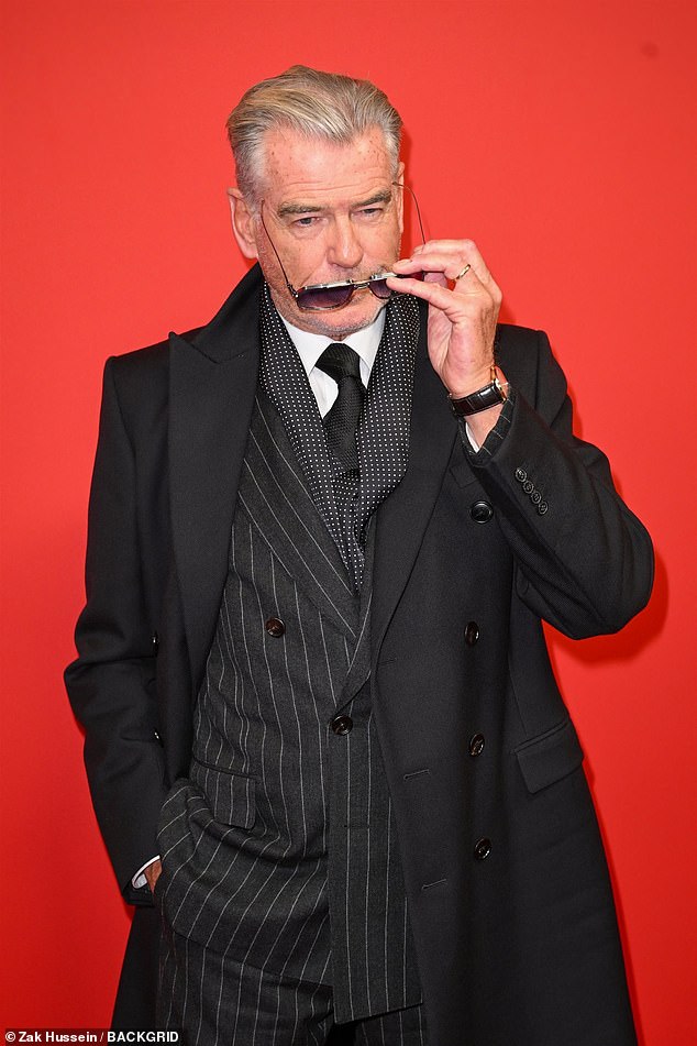 وبدا بيرس رائعا في بدلة مقلمة، نسقها مع معطف مصمم وطيارو أرجوانيين