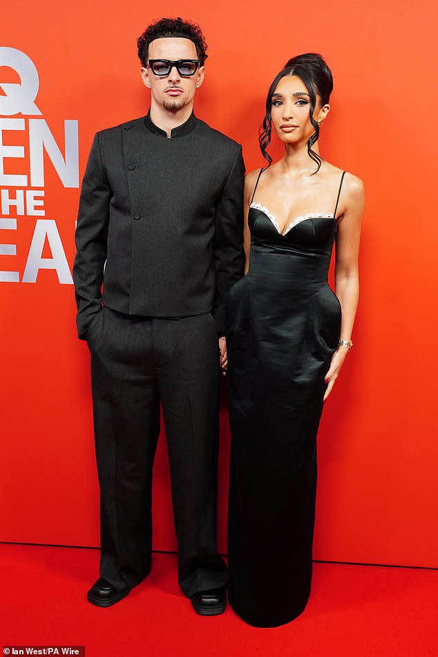 لاعب كرة القدم في ليفربول كيرتس جونز وشريكه صافي خان