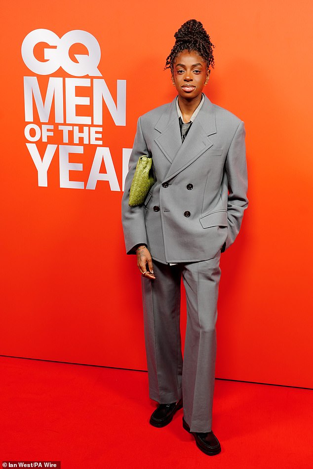 سمّرت كات بيرنز المفضلة لدى الخونة بأناقة مثيرة في بدلتها الرمادية المزدوجة الصدر