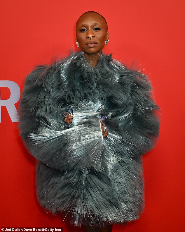 لم تظهر على سينثيا أي علامات اضطراب الرحلات الجوية الطويلة، على الرغم من وجودها في نيويورك لحضور العرض الأول لفيلم The Wicked: For Good قبل 24 ساعة فقط.