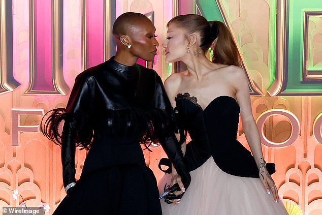 سينثيا في خضم جولة ترويجية للفيلم (في الصورة مع أريانا غراندي في العرض الأول في نيويورك يوم الاثنين)