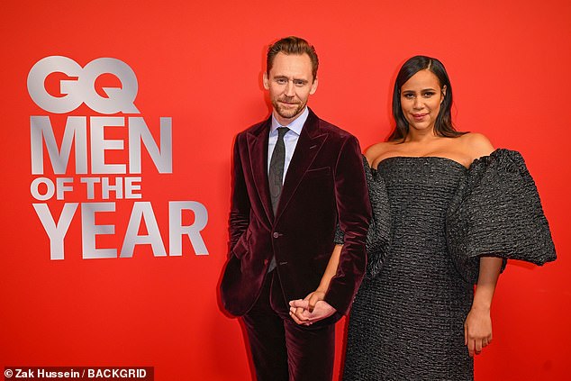 وظهر الممثل البالغ من العمر 44 عاماً، بمظهر أنيق ببدلة مخملية أرجوانية، بينما ارتدت زاوي فستاناً مميزاً بأكمام مثيرة