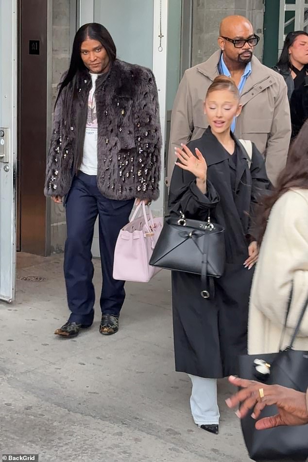 ظهرت النجمة بشكل أنيق في معطف أسود وجينز وكعب مدبب