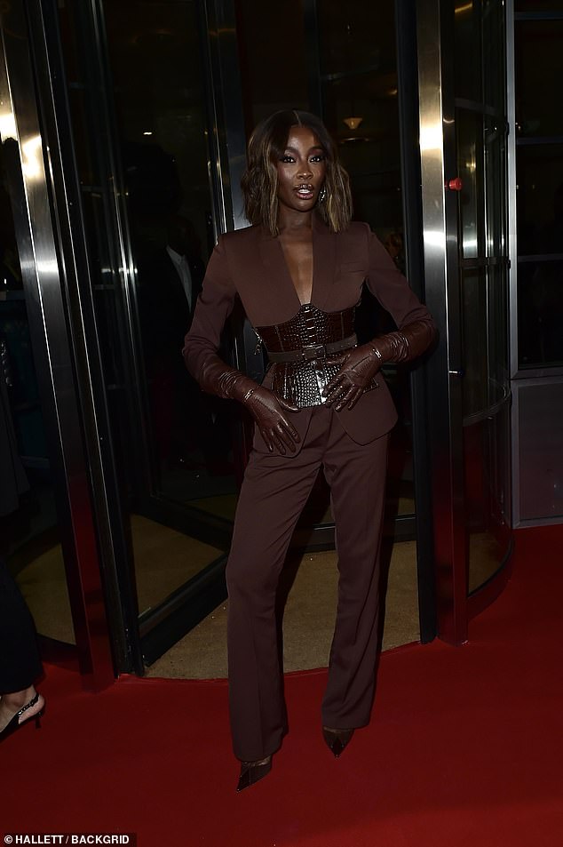 ولإكمال مظهرها، تم تزيين جمالها بقفازات جلدية أنيقة وأقراط مميزة