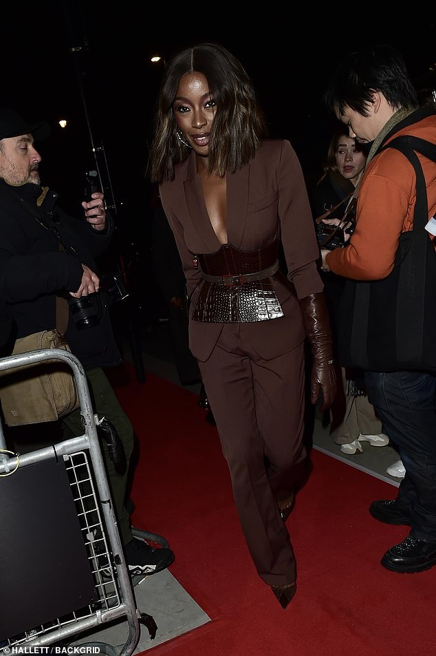 أضافت AJ بوصات إلى إطارها مع زوج من الأحذية ذات الكعب البني المدبب بينما شكلت عاصفة على السجادة الحمراء قبل الحفلة الجذابة