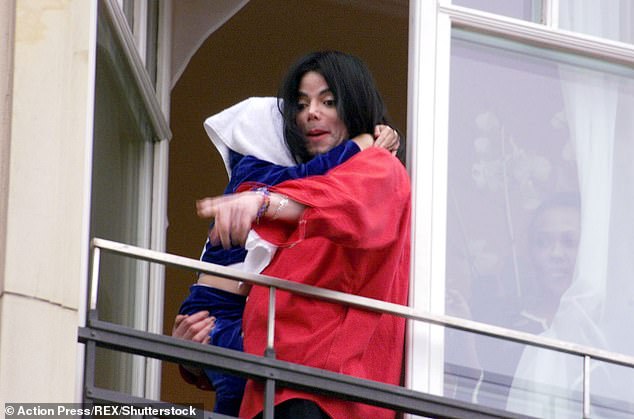 تتهم باريس أيضًا برانكا باتخاذ خطوة محفوفة بالمخاطر من خلال قيام الحوزة بتمويل إنتاج الفيلم، بدلاً من مجرد ترخيص حقوق حياة مايكل جاكسون للاستوديو؛ تم تصوير جاكسون مع باريس في برلين عام 2002