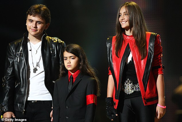 وقالت باريس إن أموال العقار، إذا تم استثمارها بشكل صحيح، كان من الممكن أن تولد 41 مليون دولار (أو ربحًا بنسبة 9.2 بالمائة)، بدلاً من المكاسب البالغة 0.1 بالمائة التي حققتها اعتبارًا من عام 2021؛ في الصورة مع الأمير وبيجي في عام 2011