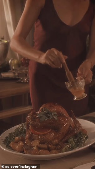 وأظهرت اللقطات أيضًا ماركل وهي تقوم بإعدادات طاولة أنيقة