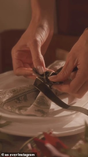 كان لديها مناديل من القماش مربوطة بأشرطة مخملية خضراء موضوعة فوق أطباق الخزف