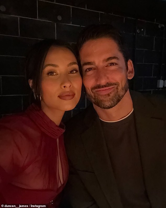 كشف الزوجان السعيدان، اللذان بدأا قصة حب بعد وقت قصير من انتهاء التصوير لموسم العرض في عام 2023، عن الأخبار لصحيفة ديلي ميل في حفل توزيع جوائز ARIA