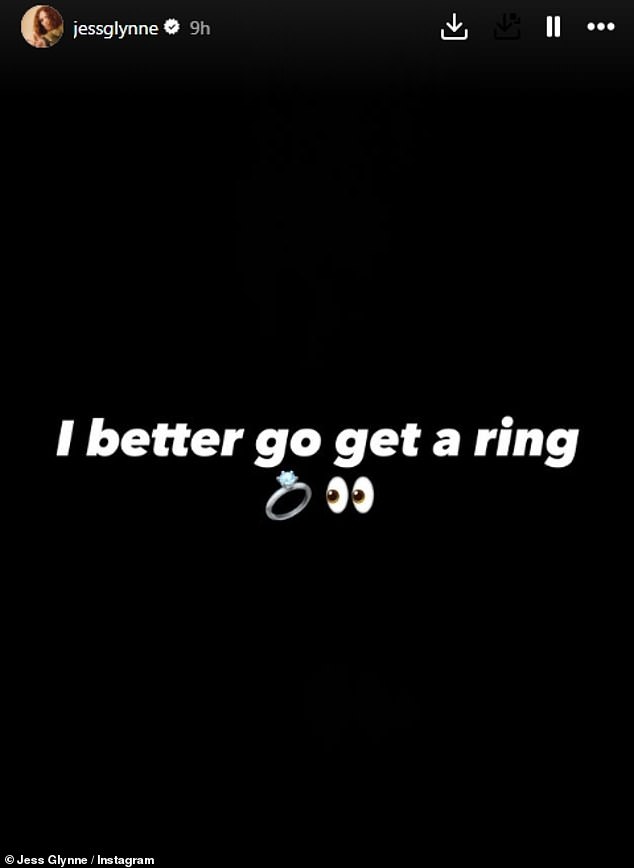 بعد مشاهدة أليكس وهي تتحدث عن آمالها في الزواج من المغنية، توجهت جيس إلى وسائل التواصل الاجتماعي وقالت مازحة: 