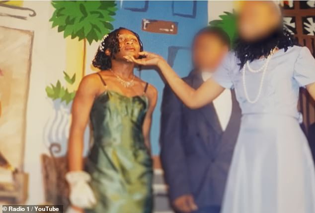 واعترفت بأن عودتها إلى مدرستها الثانوية، حيث قدمت عدداً من العروض المسرحية، كانت 