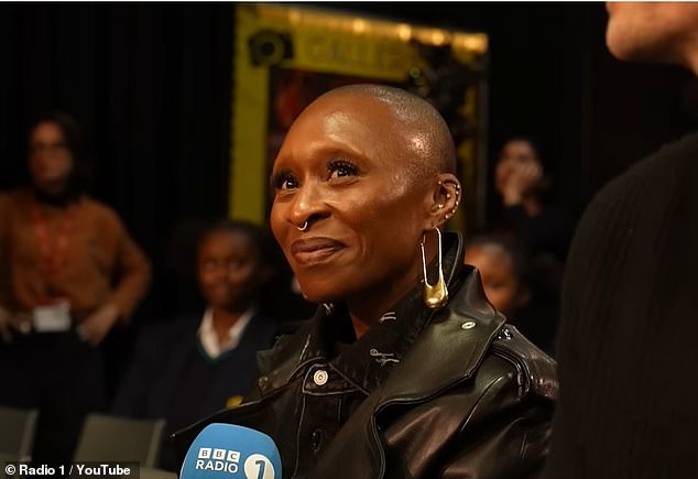 خلال المفاجأة التي نظمها جريج جيمس وفريقه في راديو بي بي سي 1، انهارت سينثيا بالبكاء عندما جلست واستمعت إلى مجموعة من الفتيات المراهقات يغنين أغنية Wicked Hit For Good.