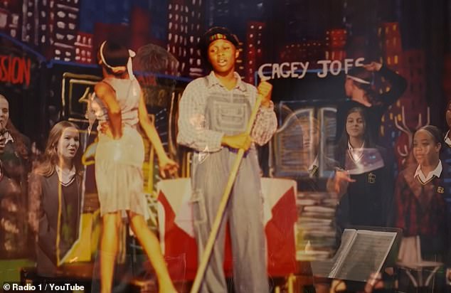 أدركت سينثيا موهبتها في الغناء في مدرستها الكاثوليكية للبنات، وذلك بفضل قسم الموسيقى الشهير