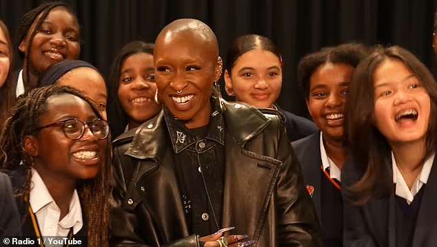 قاطعت نجمة المسرح والسينما عرضًا للطلاب في مدرسة La Retraite الرومانية الكاثوليكية للبنات في كلافام بارك، لندن قبل أن تغني معهم أغنية ثنائية.