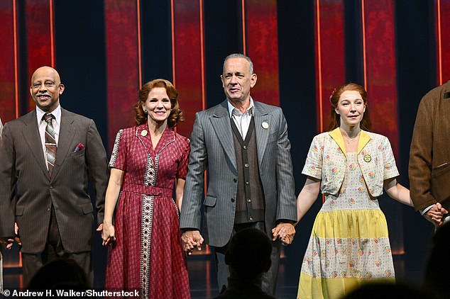 وانضم إليه كيلي أوهارا الحائز على جائزة توني، 49 عامًا (يسارًا) والذي يلعب دور كارمن بيري الذي يحبه. (LR) روبن سانتياغو هدسون وكيلي وتوم وكايلي كارتر