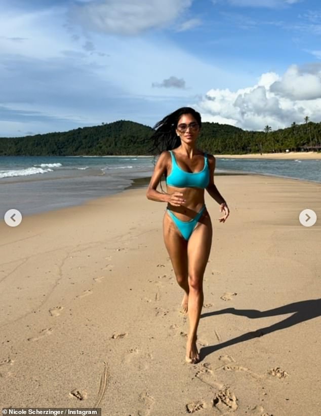 تباهت المغنية البالغة من العمر 47 عامًا بقوامها المذهل في قطعتين صغيرتين باللون الفيروزي وهي تشكل عاصفة على شاطئ شاعري محاط بغابة من أشجار النخيل.