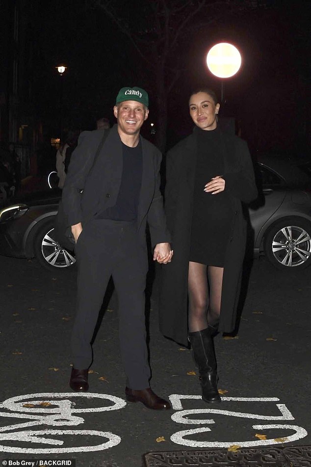 تتوقع نجمة Made In Chelsea، 31 عامًا، وزوجها جيمي لينغ، 36 عامًا، طفلهما الأول وقد كشفا سابقًا أن موعد ولادتهما كان ديسمبر (في الصورة يوم 12 نوفمبر).