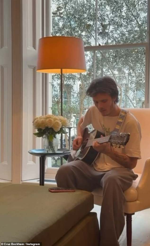 قامت فيكتوريا بأداء دويتو صوتي لأغنية Viva Forever مع كروز البالغة من العمر 20 عامًا، والذي جلس مقابلها وعزف على الجيتار