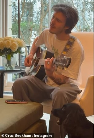 أظهر كروز مهاراته وهو يعزف على الجيتار أثناء الغناء