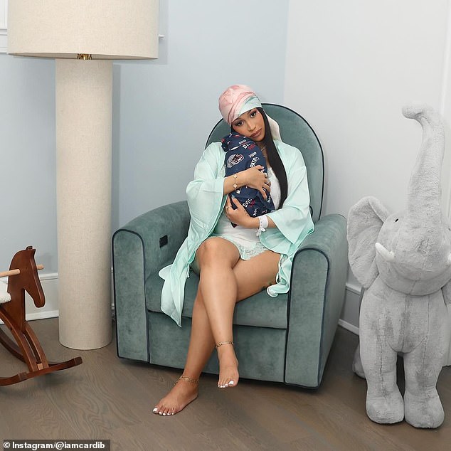 احتضنت مغنية الراب I Like It طفلها حديث الولادة