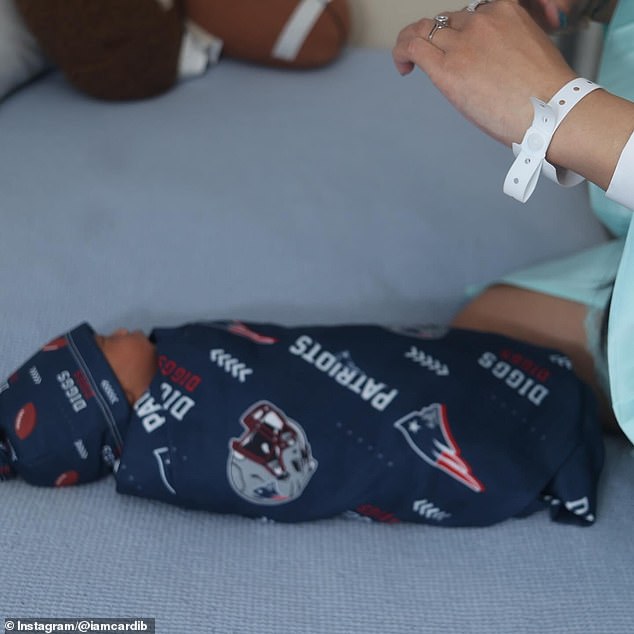 وارتدت خاتمًا مبهرًا لكن أحد الممثلين أكد أنها غير مخطوبة