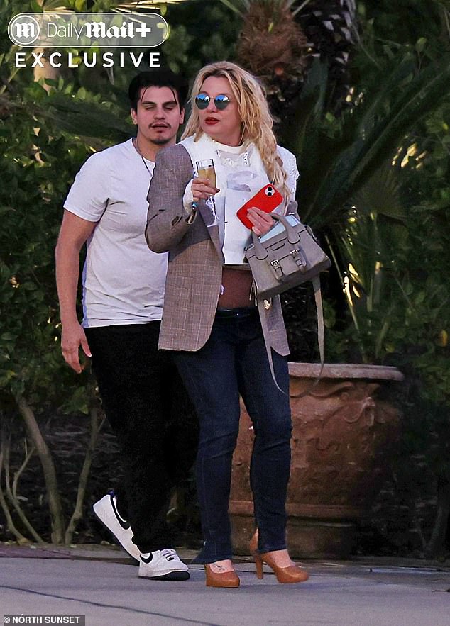 ويقول المتفرجون إن الرجل ساعدها في وضع جميع متعلقاتها في مقعد الراكب. وبعد لحظات، انطلقت سبيرز بسيارتها BMW السوداء