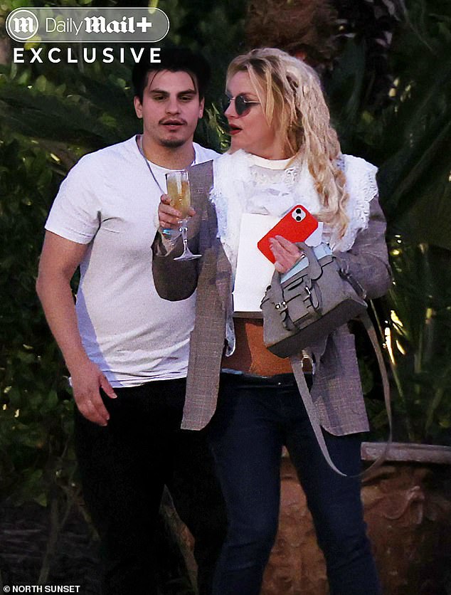 عندما غادرت سبيرز حانة نبيذ Stonehaus في قرية ويستليك، كاليفورنيا، كان يرافقها أحد موظفي المكان إلى سيارتها.