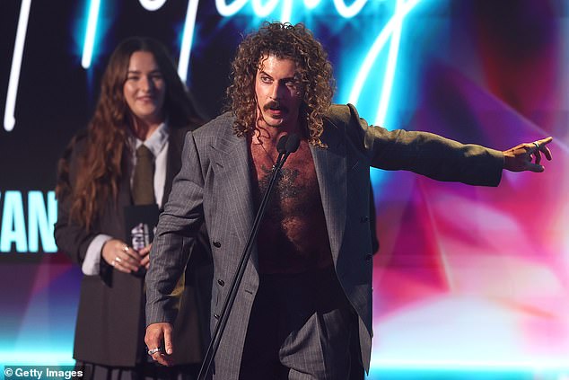 خلال خطاب قبوله، شكر آدم صديقته وكان رد فعل آبي وفقًا لذلك، معلنًا أن الزوجين البارزين 