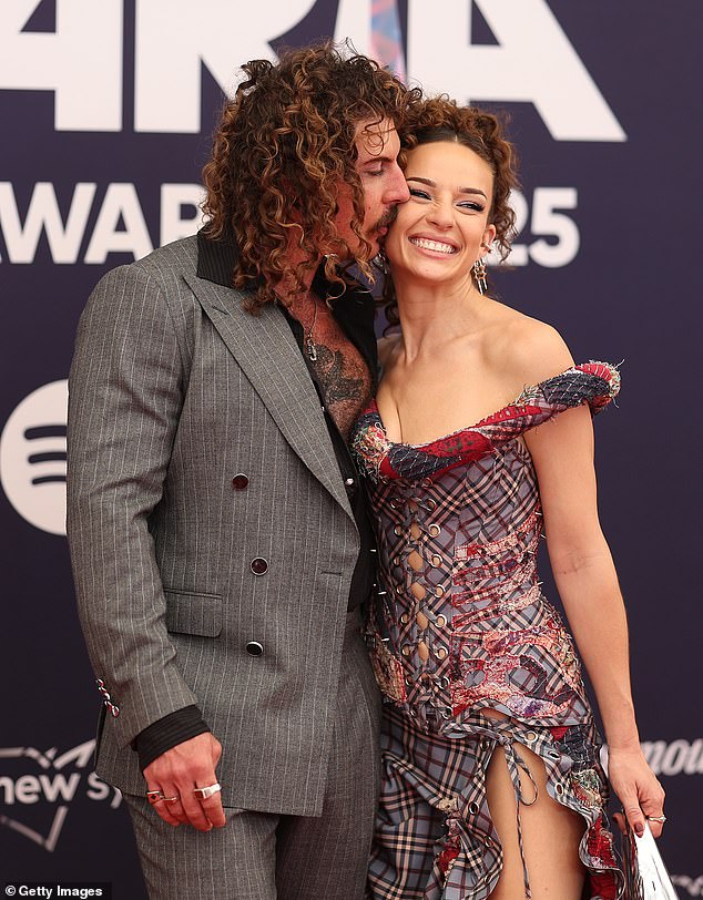 خلال خطاب قبوله، شكر آدم صديقته وكان رد فعل آبي وفقًا لذلك، معلنًا أن الزوجين البارزين 