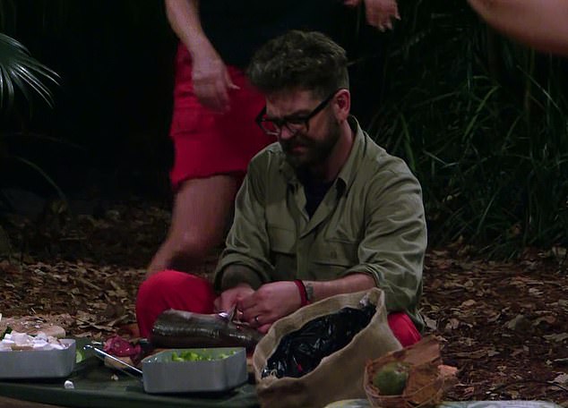 جاك، الأخ الأصغر لكيلي، تدخل لمساعدة زميلته في المخيم بينما كانت تكافح لإعداد العشاء، وسألها بأدب: 