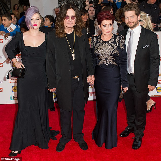 وربما تشعر شقيقته كيلي أيضًا بالحماية بشكل خاص، بعد الخسارة المفاجئة لوالدهما، أوزي، الذي وافته المنية في يوليو (في الصورة عام 2015).