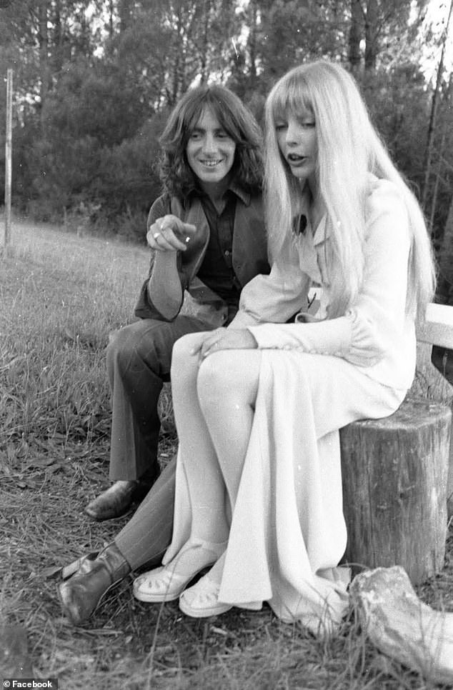 توفيت إيرين ثورنتون، الزوجة السابقة للمغني الراحل بون سكوت، في وقت سابق من هذا الشهر عن عمر يناهز 75 عامًا. تم تصويرهما معًا في السبعينيات.