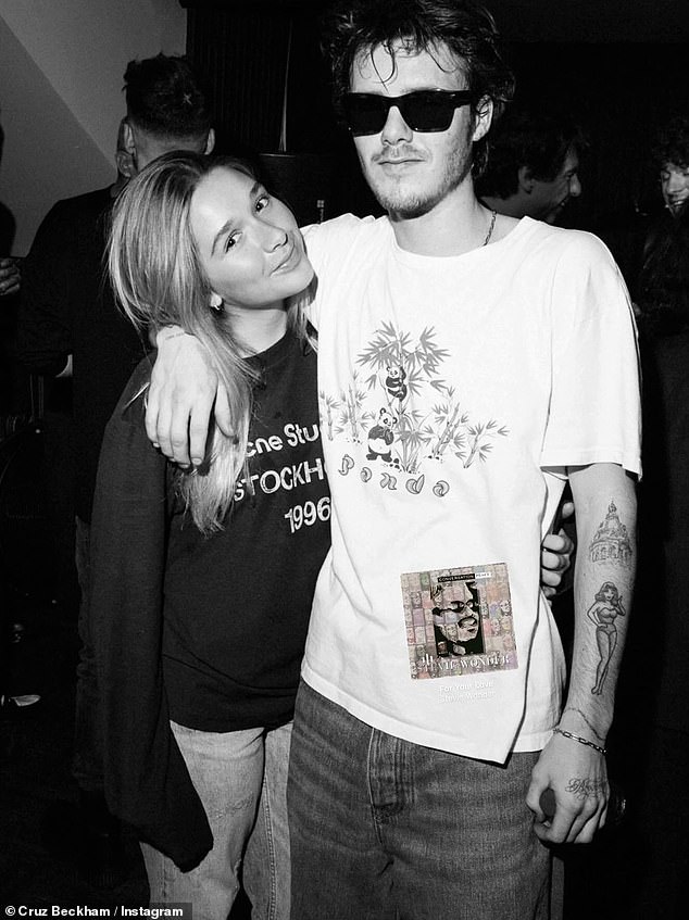 انتقل بروكلين إلى إنستغرام بموسيقى تصويرية حزينة، بعد يوم واحد فقط من مشاركة والديه وشقيقته هاربر (في الصورة مع كروز) منشورات متدفقة تحتفل بحفلة كروز في نوتينغ هيل