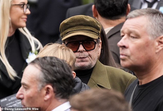 وتم تصوير ماني آخر مرة في جنازة ريكي هاتون في كاتدرائية مانشستر الشهر الماضي