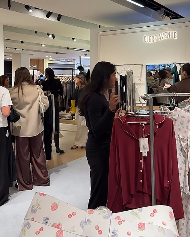 يتصفح العملاء نافذة ماتيلدا المنبثقة لعلامتها التجارية في سيلفريدجز يوم الاثنين