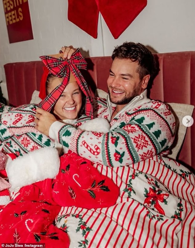 أعلنت جوجو الأسبوع الماضي أنها اتخذت خطوة كبيرة في علاقتها مع كريس هيوز عندما انتقلت إلى Instagram لتكشف عن أنهما سيقضيان عيد الميلاد معًا