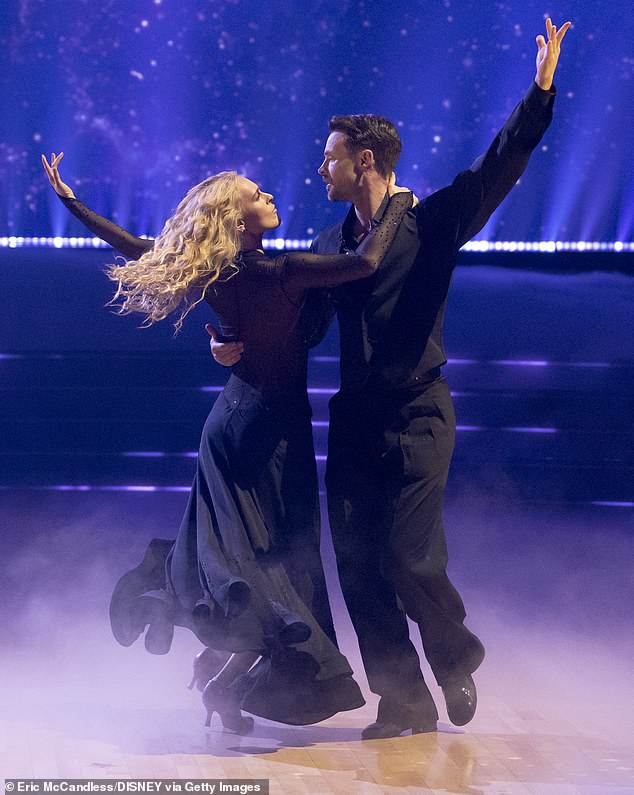 عادت ممثلة The Trail of Vengeance سابقًا منتصرة إلى مسابقة رقص المشاهير ABC/Disney في 11 نوفمبر لتدور مع شقيق زاك إيفرون البالغ من العمر 33 عامًا، تكريمًا لميلاد العرض العشرين.