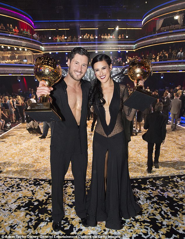 فاز مدرب الحياة The Rumor Has It بجائزة Len Goodman Mirrorball مع شريكه Valentin Chmerkovskiy (يسار) خلال الموسم 20 في عام 2015