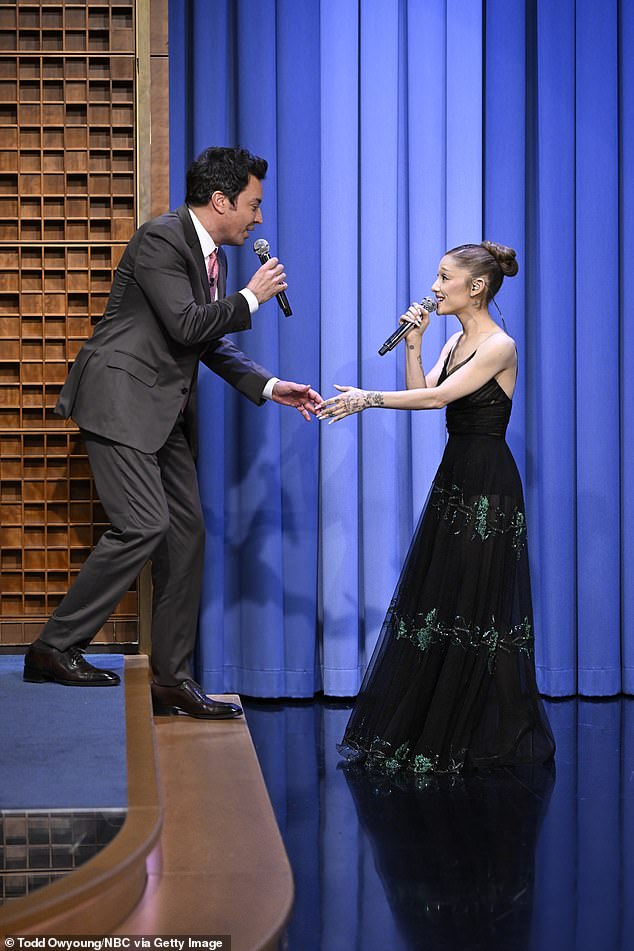 شاركت الممثلة البالغة من العمر 32 عامًا الأخبار عبر Instagram Stories يوم الخميس، ونشرت لقطة ثابتة من ظهورها الأخير في The Tonight Show With Jimmy Fallon إلى جانب التسمية التوضيحية: 