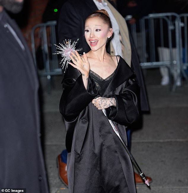 ويأتي تشخيصها بعد أيام فقط من تغيبها عن مقابلات صحفية في العرض الأول لفيلم For Good في نيويورك، تضامناً مع النجمة المشاركة سينثيا إريفو.