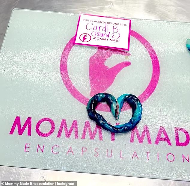 انزعج المعجبون من الصور وعلق أحدهم قائلاً: 