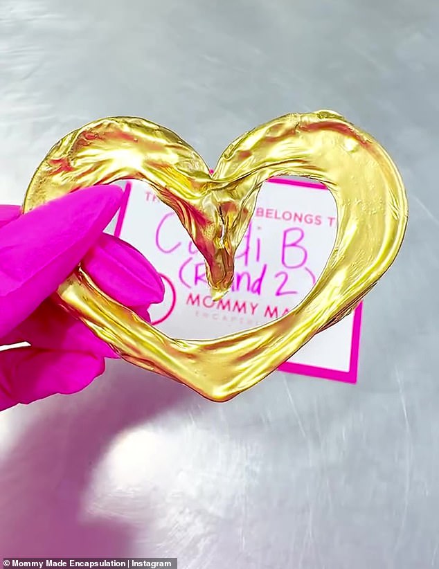 كلف مغني الراب Mommy Me Encapsulation بتحويل حبلها السري إلى قطعة من المجوهرات الذهبية على شكل قلب