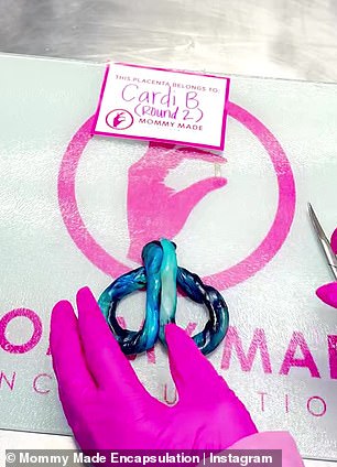 تم قطع القطع الإضافية من الحبل السري باستخدام مقص ذهبي وتم ضغط الطرفين معًا وتسويتهم للحصول على الشكل المطلوب