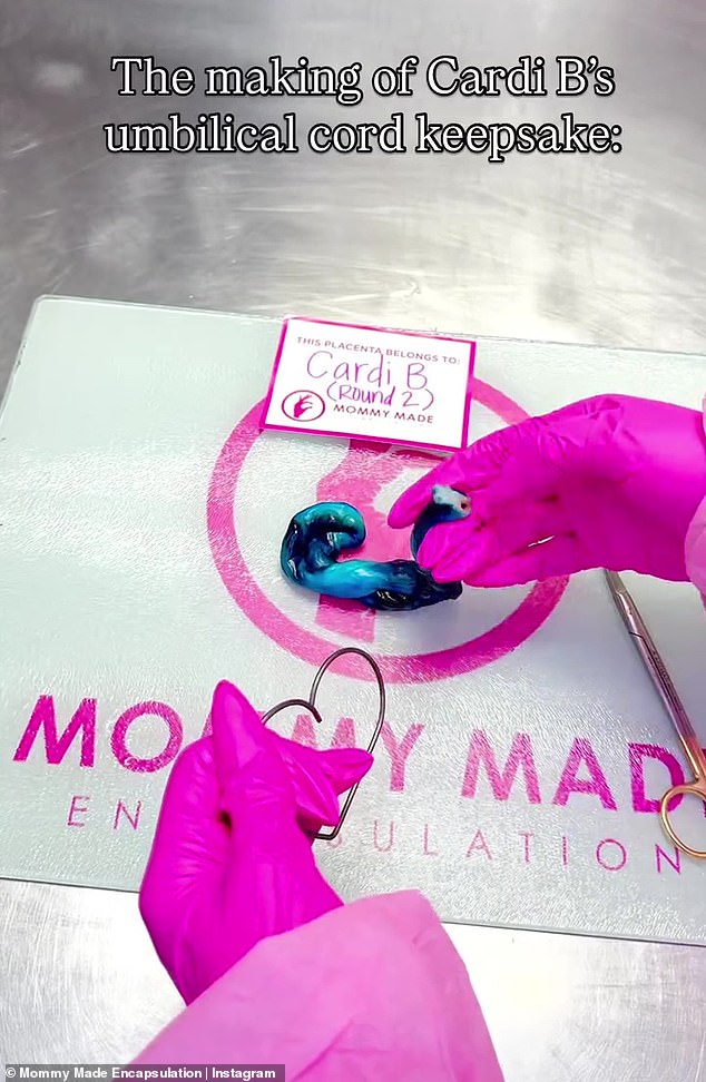 شارك الصائغ على إنستغرام مقطع فيديو مصورًا للعملية التي استغرقها إنشاء رمز الحب للمغني