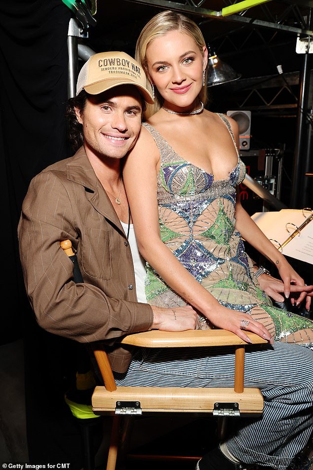 بينما قام ستوكس لاحقًا بحذف المنشورات من قصته على Instagram، فإن ذلك لم يمنع المعجبين من التكهن بحالة العلاقة بين الزوجين على وسائل التواصل الاجتماعي؛ شوهد في عام 2024