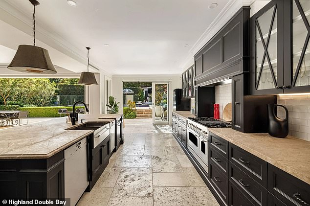 يأتي ذلك بعد أن اشترى كلارك قصرًا رائعًا مكونًا من ست غرف نوم بالقرب من ممتلكاته السابقة