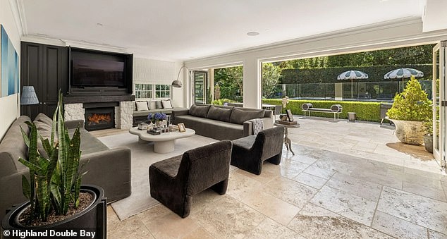 تتدفق مساحات المطبخ وتناول الطعام في الطابق الأول إلى سطح الترفيه